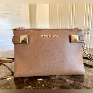 MICHAEL KORS crossbody organizer in excellent condition!